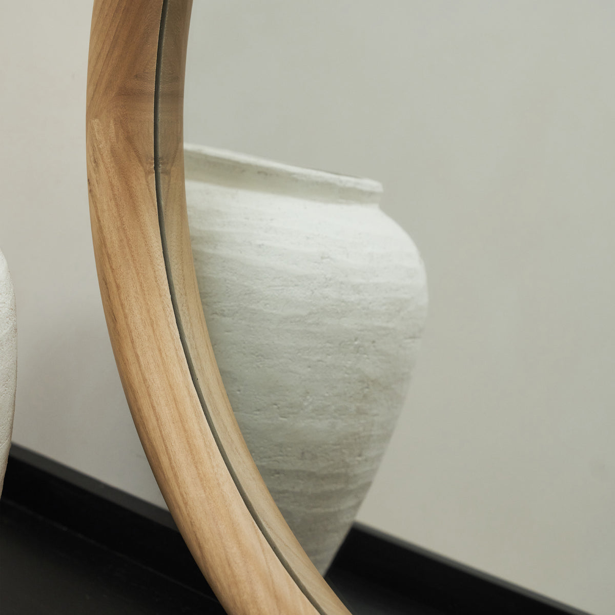 Detail shot of Natural Round Wall Mirror curved profile