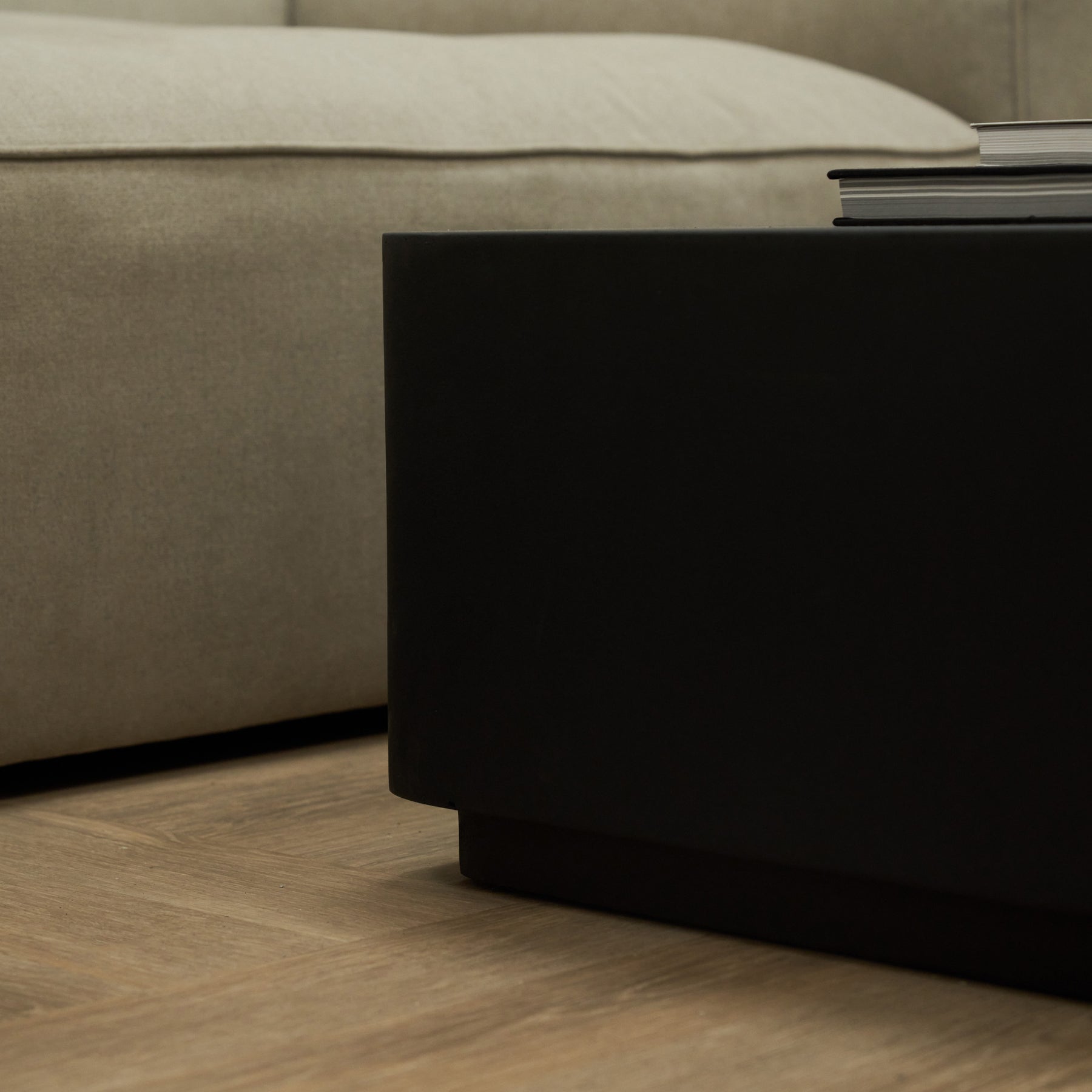 Detail shot of Minimal Onyx Rectangular Coffee Table Large base