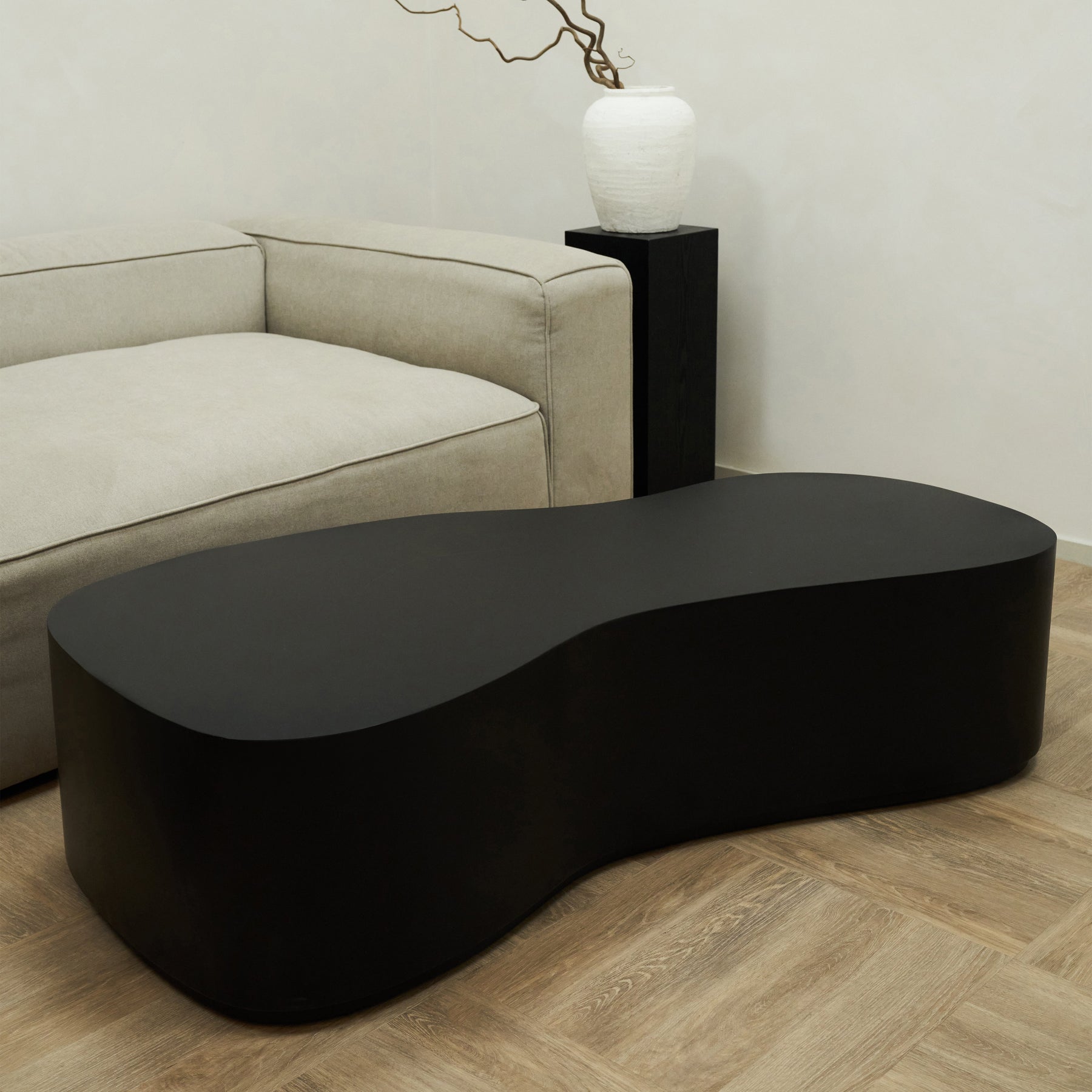 Arlo - Table basse minimale de Black de forme irrégulière