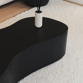 Arlo - Table basse minimale de Black de forme irrégulière