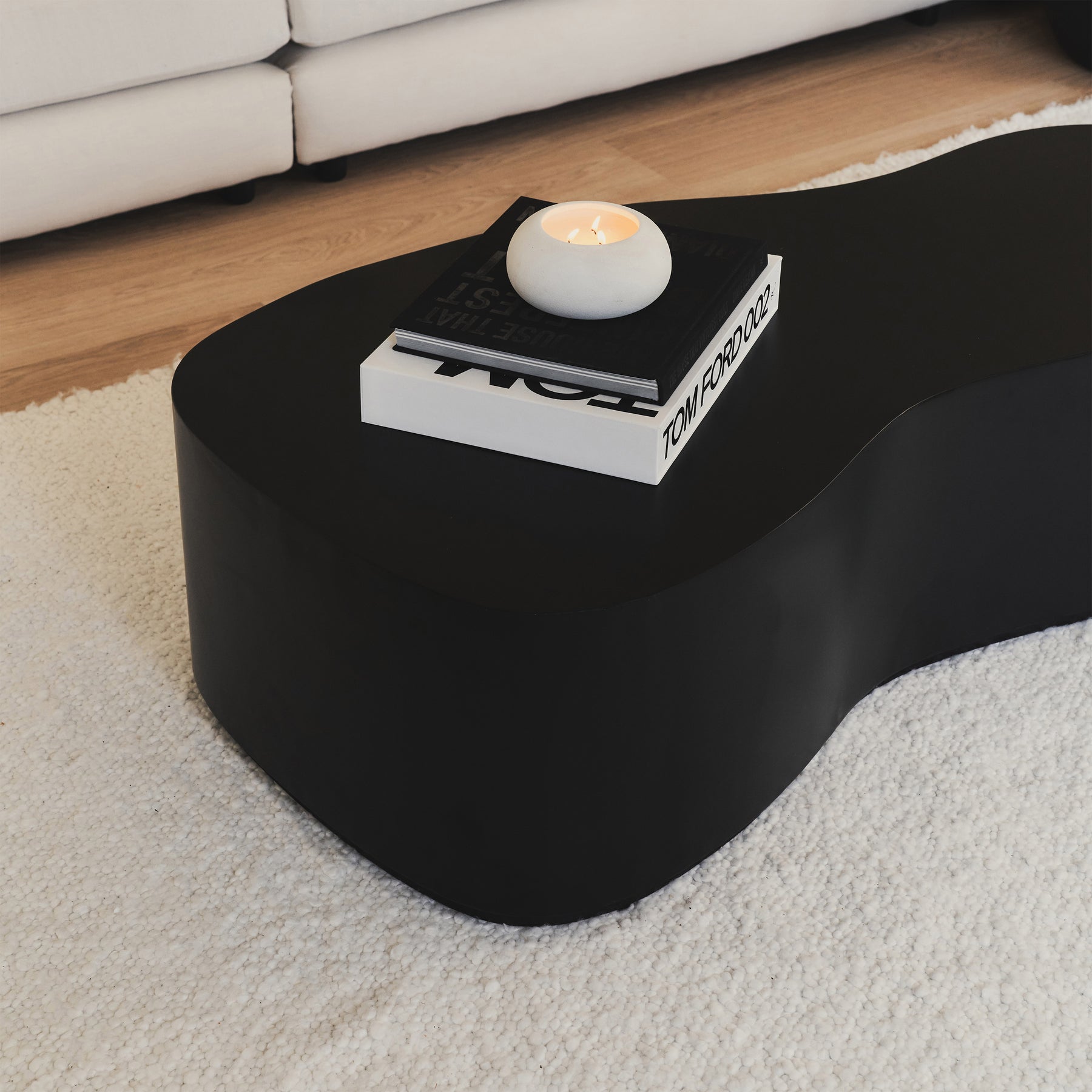 Arlo - Table basse minimale de Black de forme irrégulière