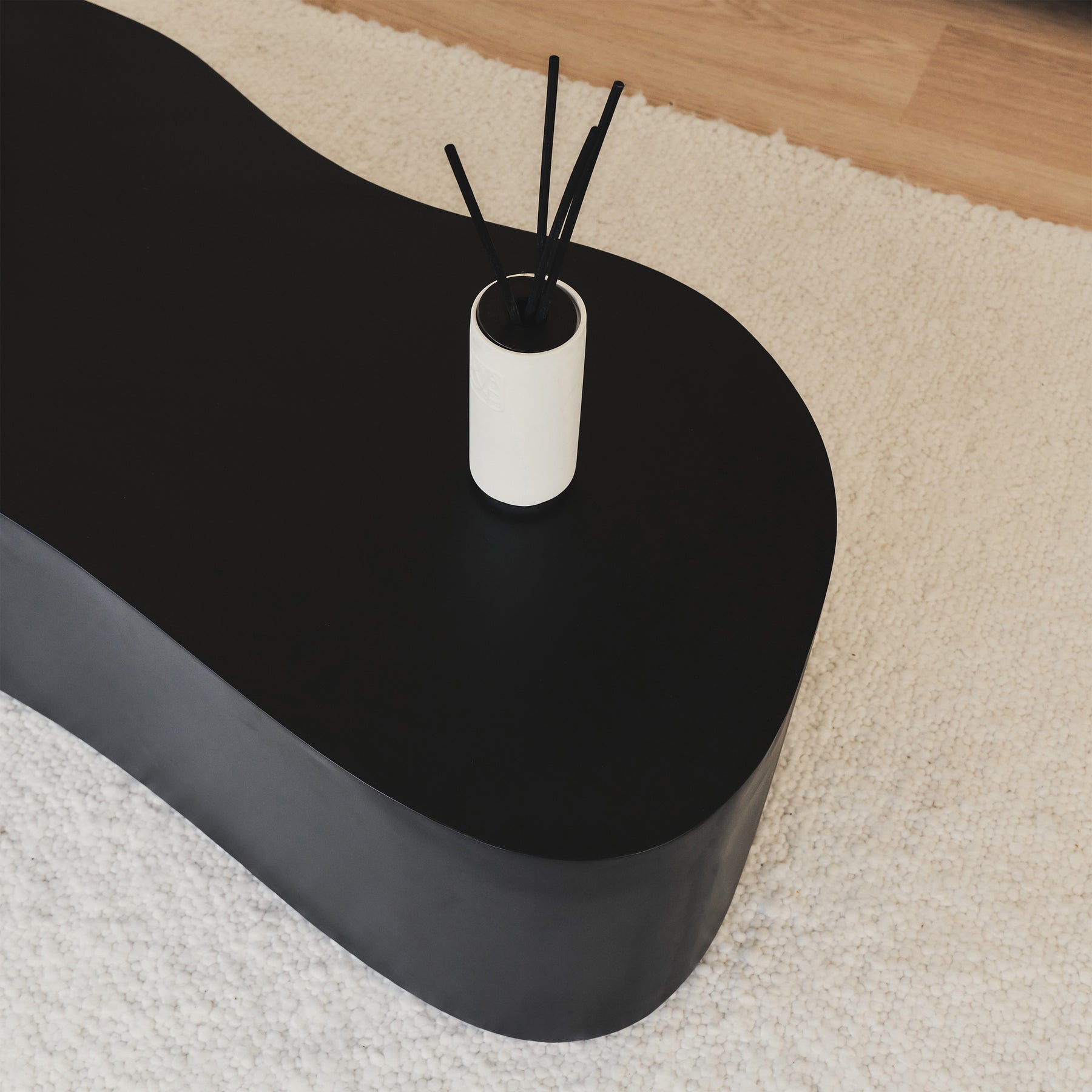 Arlo - Table basse minimale de Black de forme irrégulière